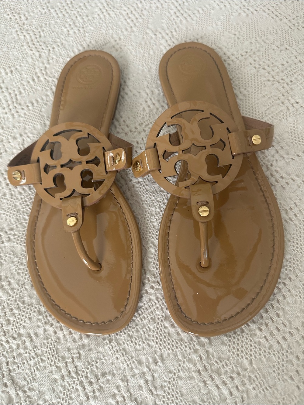 Tory Burch Patent Miller Logo Toe-Thong Sandals in Camel